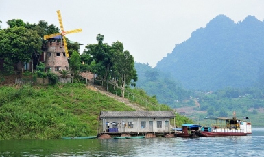 Hoa Binh: Green field, huge valley and healthy hot spring